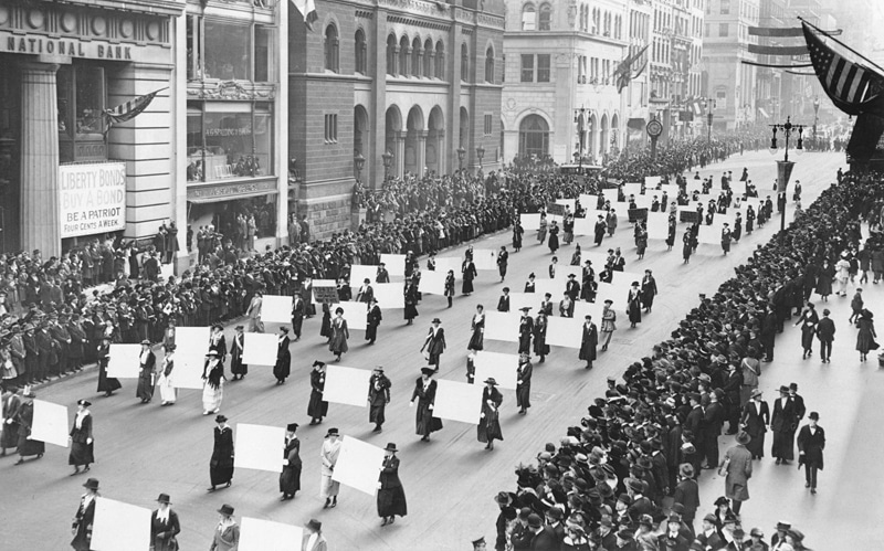 Suffragists_Parade_Down_Fifth_Avenue