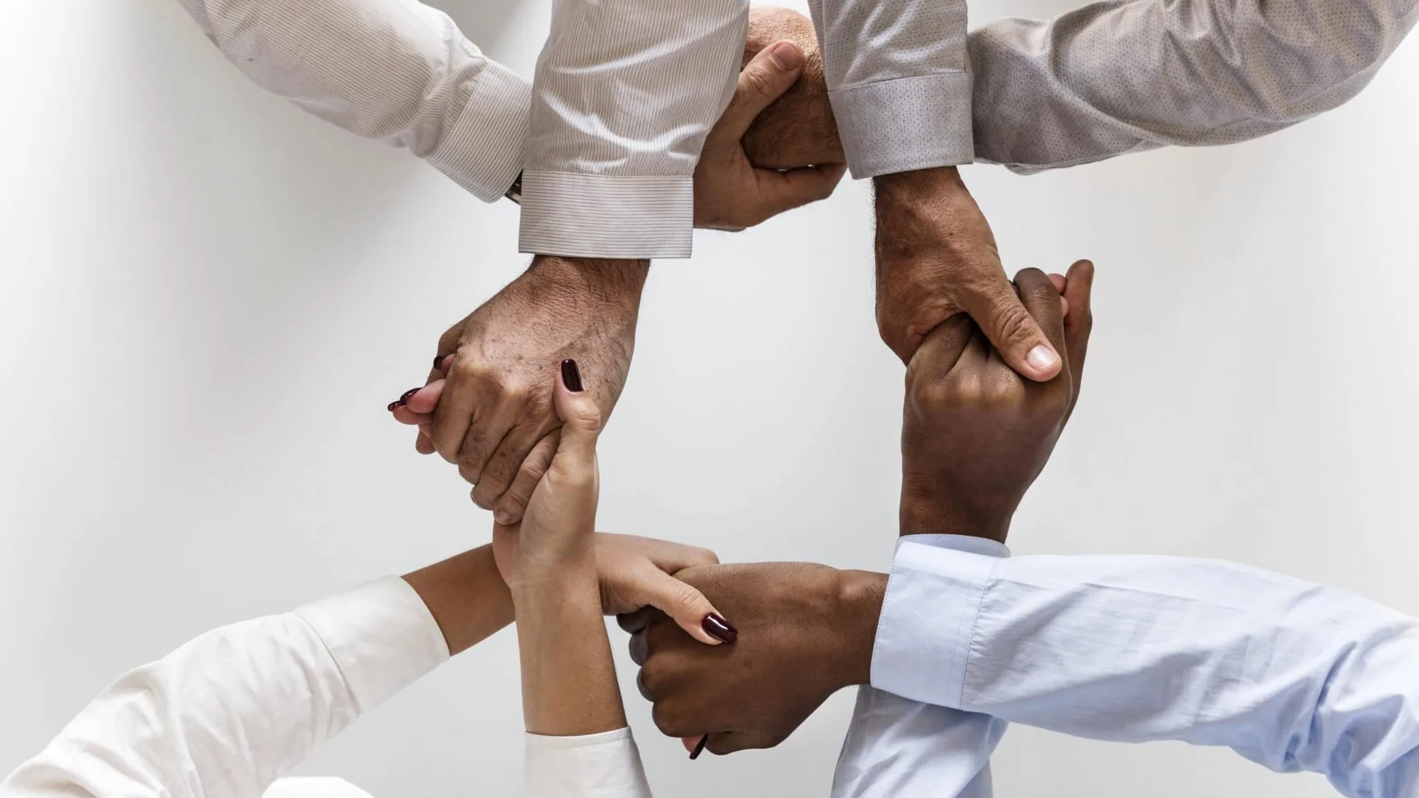 Mâini împreunate – colaborare în echipă