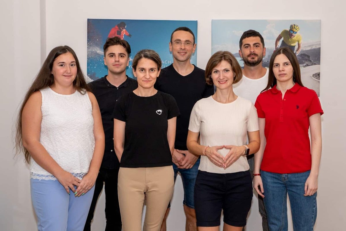 Echipa MKOR într-o fotografie de grup, la birou